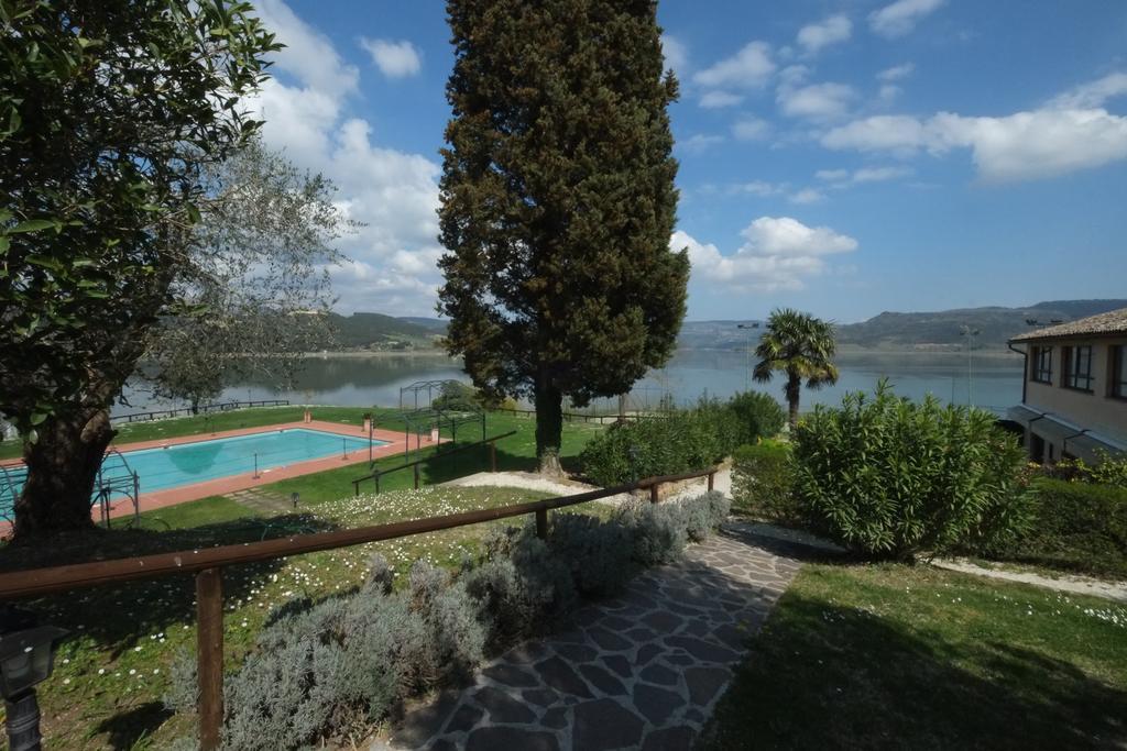 La Penisola Hotell Baschi Exteriör bild