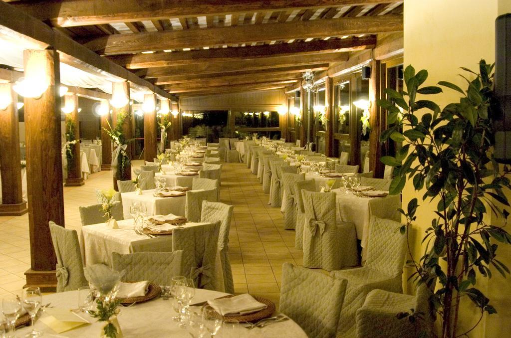 La Penisola Hotell Baschi Exteriör bild