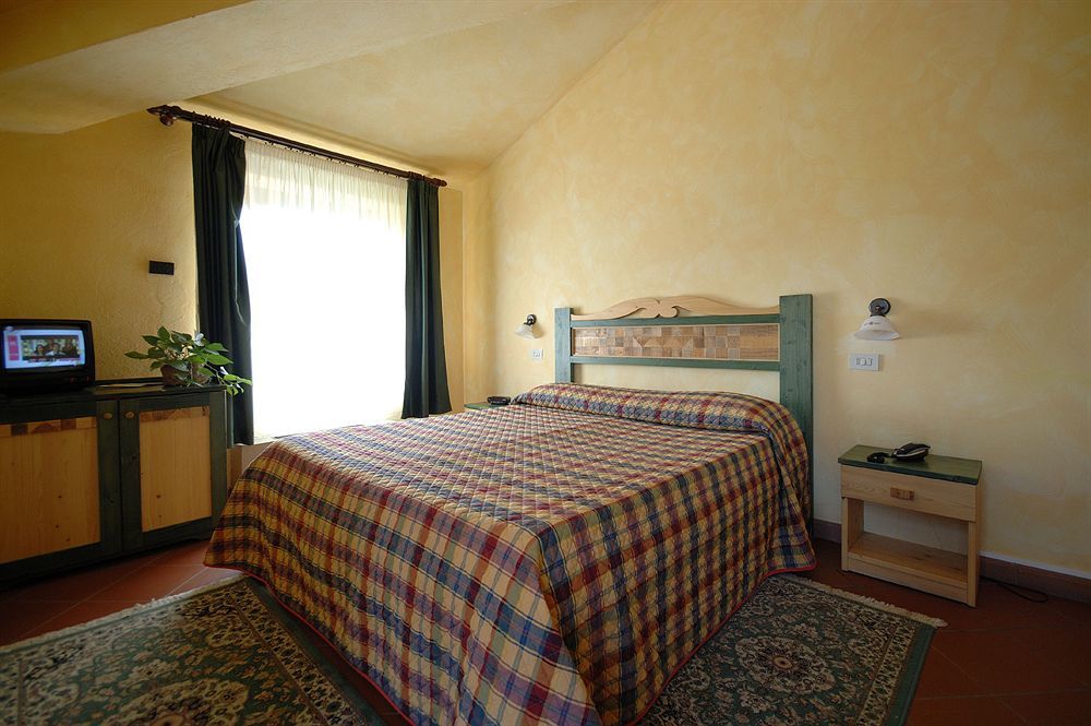 La Penisola Hotell Baschi Exteriör bild
