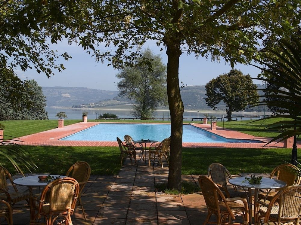 La Penisola Hotell Baschi Exteriör bild