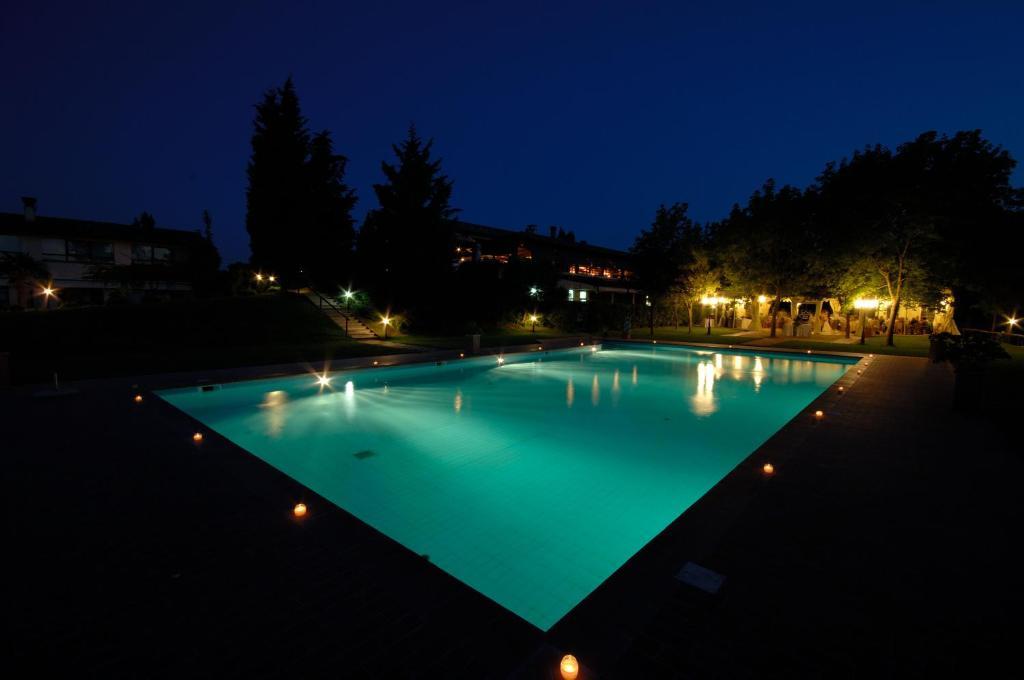 La Penisola Hotell Baschi Exteriör bild